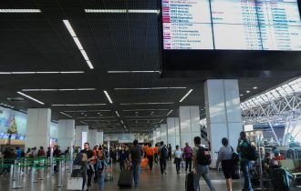 Governo federal publica portaria que exige quarentena para viajantes não vacinados