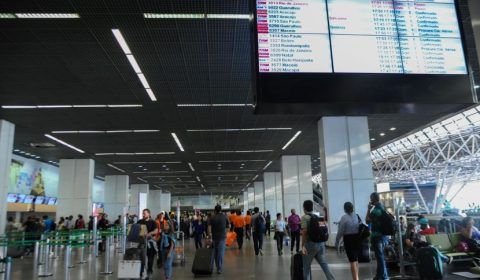 Governo federal publica portaria que exige quarentena para viajantes não vacinados