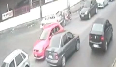Homem fica ferido ao atingir carro no meio de avenida de Manaus