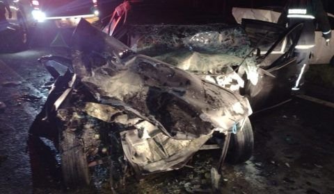 Imagens Fortes: Criança de 2 anos e outras cinco pessoas morrem em acidente entre dois carros e caminhão