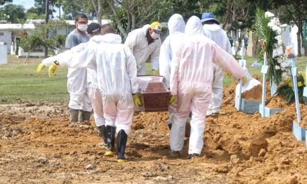 Manaus registrou 42 enterros nesta quinta-feira