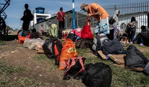 Migrantes venezuelanos enfrentam falta de cuidados de saúde, abrigo e serviços básicos em Roraima