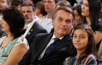 Minha filha não vai se vacinar contra a Covid-19, afirma Bolsonaro