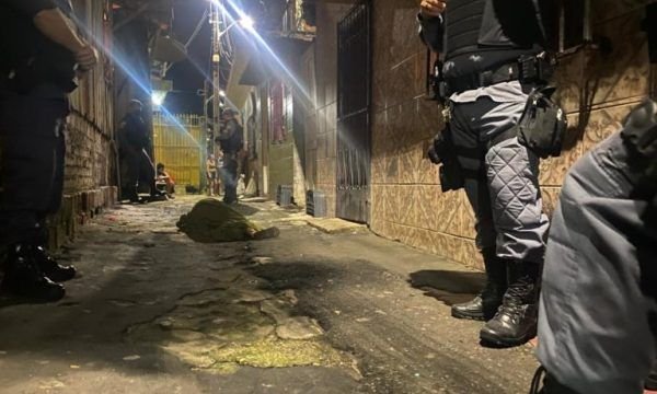 Mulher é assassinada a tiros em beco na zona sul de Manaus