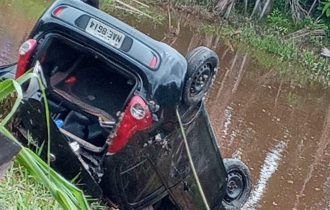 Mulher morre após carro perder controle e cair em igarapé durante forte chuva