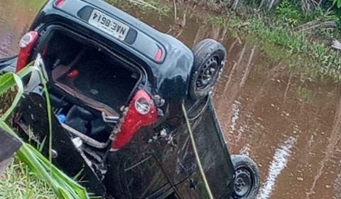 Mulher morre após carro perder controle e cair em igarapé durante forte chuva