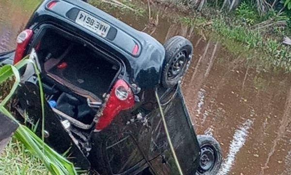 Mulher morre após carro perder controle e cair em igarapé durante forte chuva