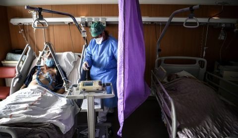 No dia de Natal, França ultrapassa marca de 100 mil infectados por covid por dia