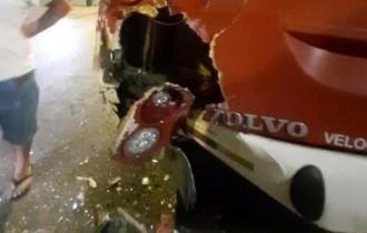 Ônibus fica com traseira destruída após forte colisão com micro-ônibus em Manaus