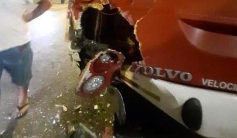 Ônibus fica com traseira destruída após forte colisão com micro-ônibus em Manaus