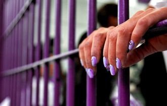 Policial acusada de matar amante do marido tem prisão revogada