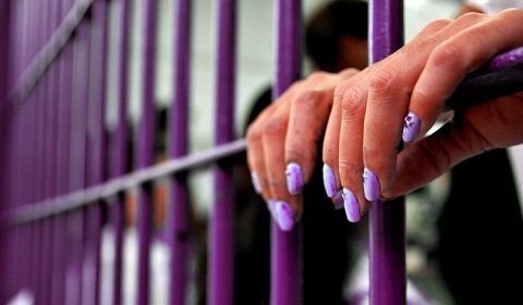 Policial acusada de matar amante do marido tem prisão revogada