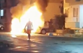 População teme incêndio em prédio após carro pegar fogo em Manaus