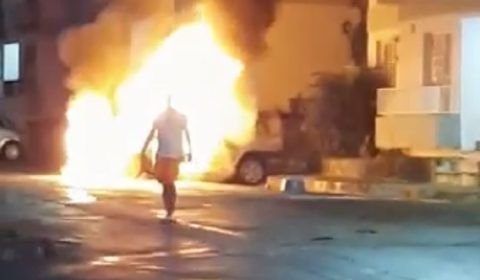 População teme incêndio em prédio após carro pegar fogo em Manaus