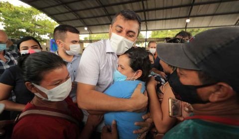 Wilson Lima inicia entrega de mais de 9 mil cartões do Auxílio Estadual em Manacapuru