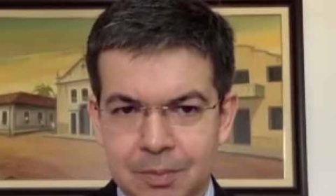 Randolfe diz que vai ao TCU para que Bolsonaro devolva dinheiro das férias