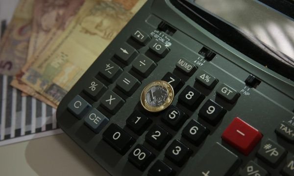 Setor público brasileiro tem superávit de R$ 15 bilhões em novembro