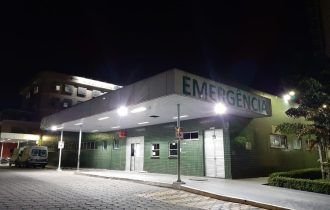 Suspeito esfaqueia rival durante discussão e foge em Manaus
