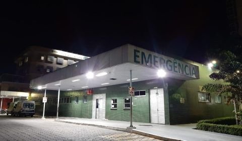 Suspeito esfaqueia rival durante discussão e foge em Manaus