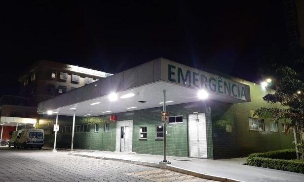 Suspeito esfaqueia rival durante discussão e foge em Manaus