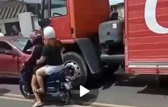URGENTE: caminhão da Coca-Cola bate carro em Manaus