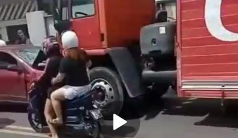 URGENTE: caminhão da Coca-Cola bate carro em Manaus