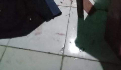 Urgente: homem tem casa invadida e é baleado na frente da família no bairro Compensa 2; cenas fortíssimas