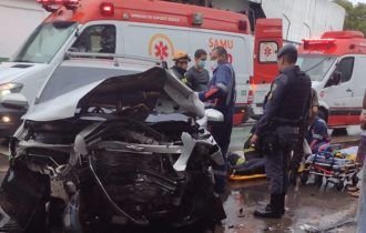URGENTE: mulher fica presa nas ferragens em grave acidente em frente de escola no Lírio do Vale