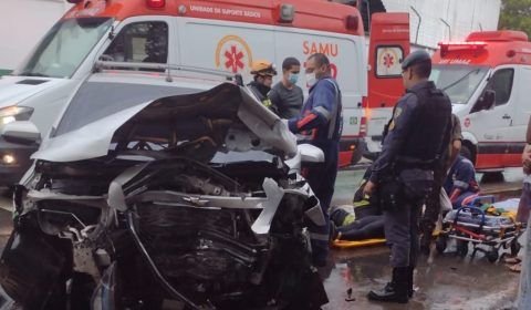 URGENTE: mulher fica presa nas ferragens em grave acidente em frente de escola no Lírio do Vale