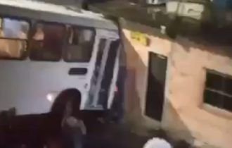 URGENTE: ônibus invade casa no bairro Cidade de Deus (veja o vídeo)