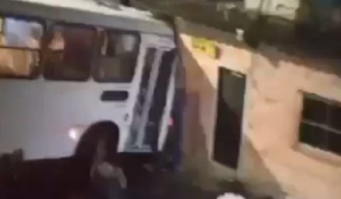 URGENTE: ônibus invade casa no bairro Cidade de Deus (veja o vídeo)