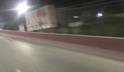 Urgente: Motociclista é arremessado e morre após bater cabeça em poste no viaduto do Boulevard
