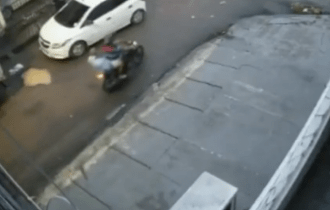 Veja momento em que pistoleiros invadem barbearia e executam homem em Manaus