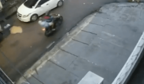 Veja momento em que pistoleiros invadem barbearia e executam homem em Manaus