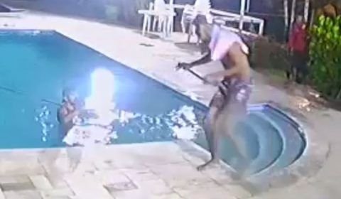 Vídeo: Armada com facão, dupla rende e agride caseiro durante assalto à chácara em Manaus