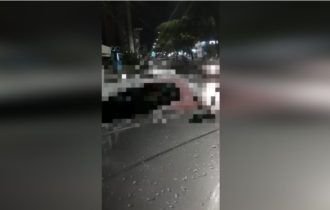 Vídeo flagra casal fazendo sexo em carro no meio de avenida principal