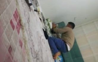 Vídeo flagra pai agredindo bebê recém nascido (Veja o vídeo)