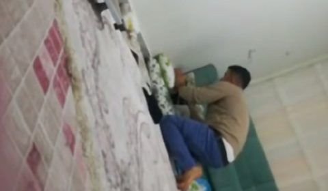 Vídeo flagra pai agredindo bebê recém nascido (Veja o vídeo)