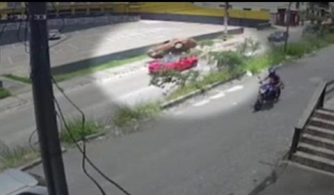 Vídeo: Motorista perde o controle e cai em cima de Camaro Vermelho e deixa 9 feridos