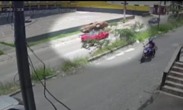 Vídeo: Motorista perde o controle e cai em cima de Camaro Vermelho e deixa 9 feridos