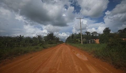 Wilson Lima anuncia R$ 23,4 milhões para obras na Estrada do Mapiá e inicia entrega do Auxílio Estadual em Borba