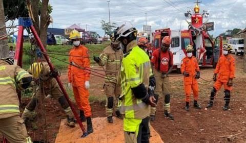 Veja Vídeo: Idoso é resgatado após cair em buraco de 20m de profundidade