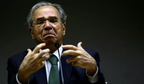 Ala do governo 'frita' Guedes e Congresso vê eleição como entrave a reforma