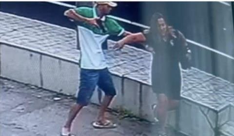 Armado, bandido sai de carro e ataca mulher em Manaus (veja vídeo)