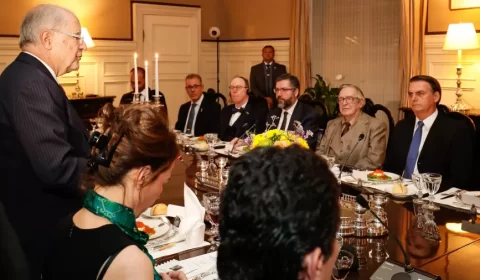 Bolsonaro lamenta morte de Olavo de Carvalho: 'Farol para os brasileiros'