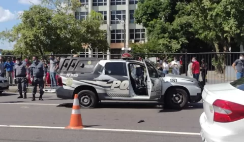Carro da PM é metralhado, policial é baleada e 2 detentos morrem, em Manaus