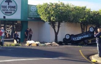 Carro de funerária capota e caixão com corpo é arremessado para fora; assista