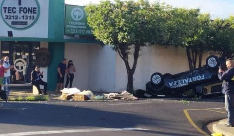 Carro de funerária capota e caixão com corpo é arremessado para fora; assista