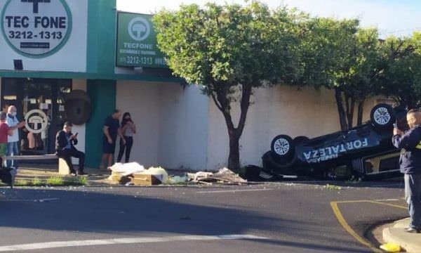 Carro de funerária capota e caixão com corpo é arremessado para fora; assista