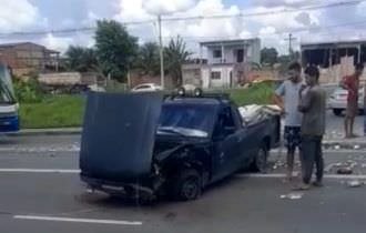 Carro fica completamente destruído em grave acidente na Avenida das Flores